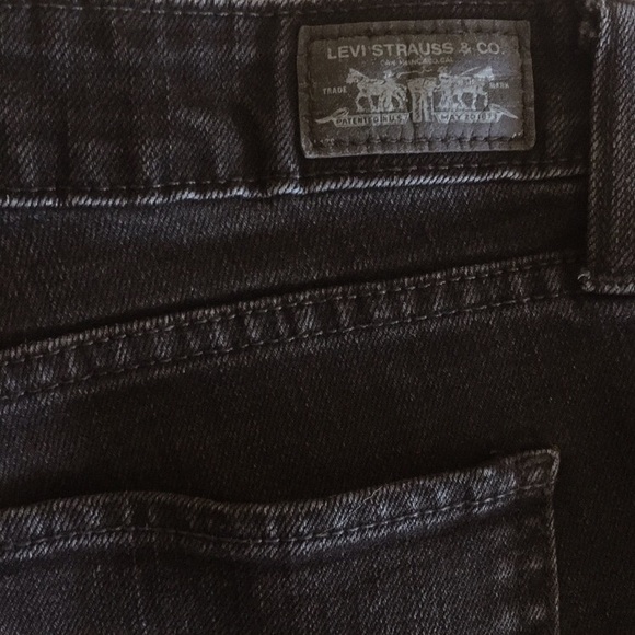 Faded Black Levi’s {CURVY CUT} - Picture 4 of 8